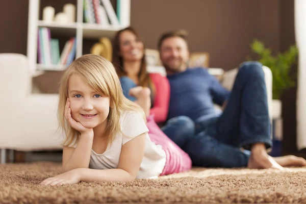 Mädchen entspannt sich mit ihren Eltern zu Hause — Stockfoto