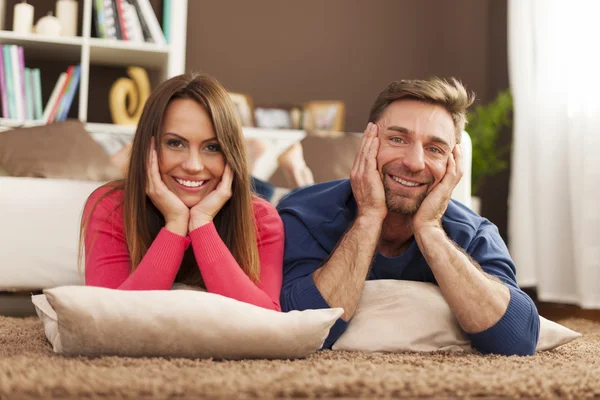 Couple relaxant sur tapis à la maison — Photo