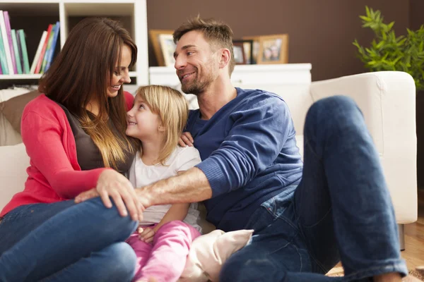 Familie die tijd thuis doorbrengt — Stockfoto