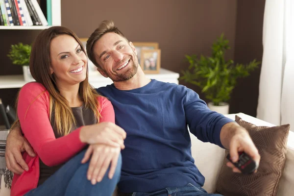Par tittar på tv hemma — Stockfoto
