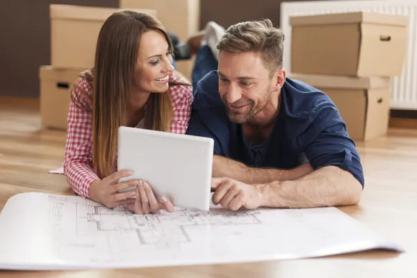 Casal arranjando novo apartamento — Fotografia de Stock