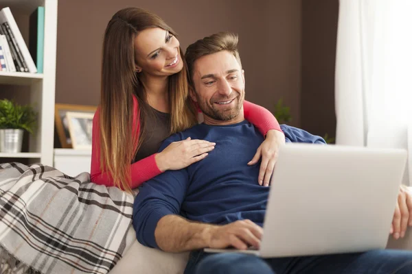 Casal usando laptop juntos — Fotografia de Stock