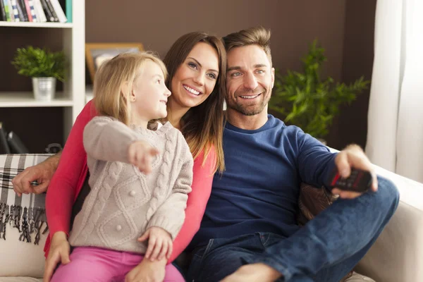 Familjen tittar på tv tillsammans — Stockfoto