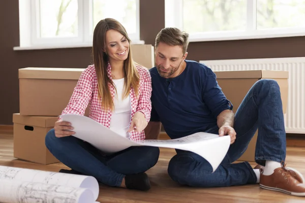 Couple checking blueprints of new home — Stock Photo, Image