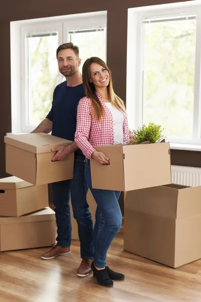 Par under flytta hem — Stockfoto