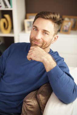 Divan yakışıklı adam