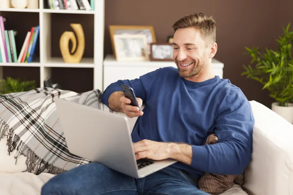 Hombre escaneando código qr — Foto de Stock