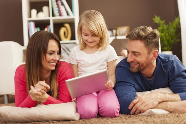 Famiglia utilizzando tablet digitale — Foto Stock