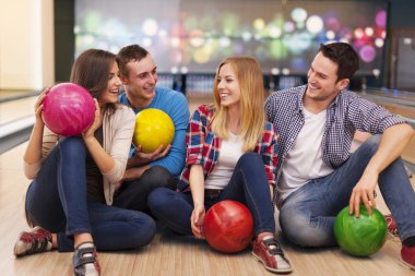 arkadaşlar bowling salonunda eğlenin