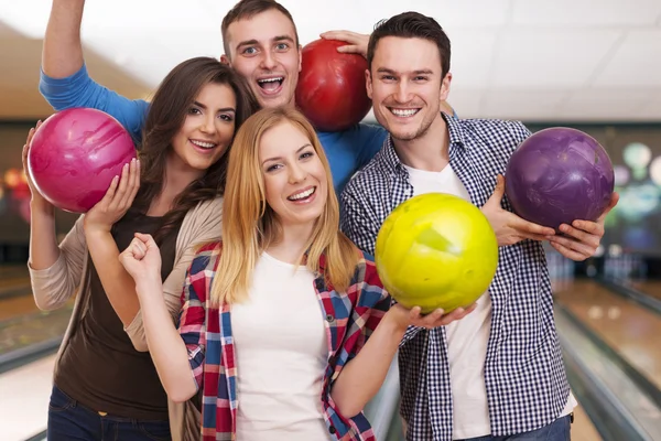 Bowling med vänner — Stockfoto