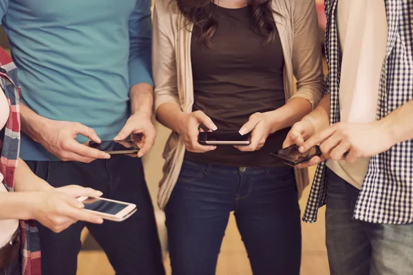 Personas con teléfonos móviles — Foto de Stock