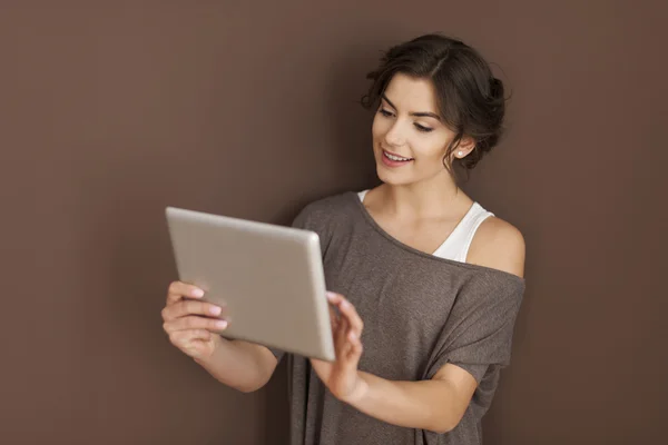 Vrouw die digitale tablet gebruikt — Stockfoto