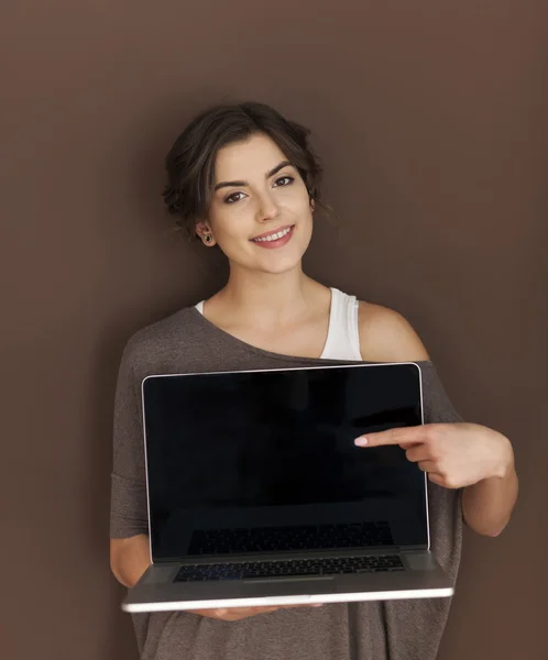 Vrouw tonen op het scherm — Stockfoto