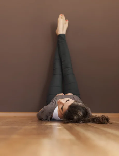 Mujer relajante en suelo de madera — Foto de Stock