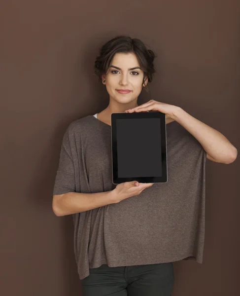 Kvinnan visar skärmen av digitala tablett — Stockfoto