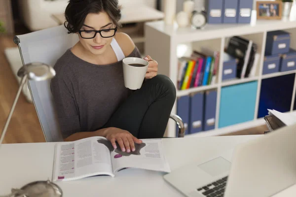 Mujer leyendo revista — Foto de Stock