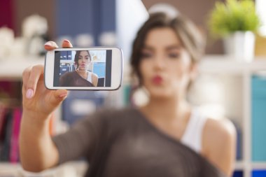 selfie fotoğraf çekici kadın