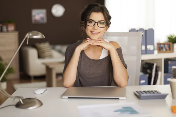 Vrouw in kantoor aan huis — Stockfoto