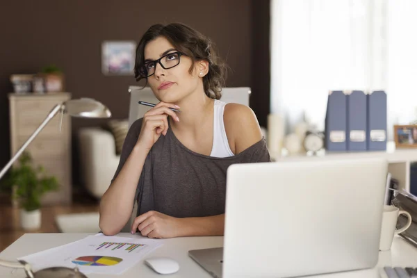 Mujer reflexiva — Foto de Stock