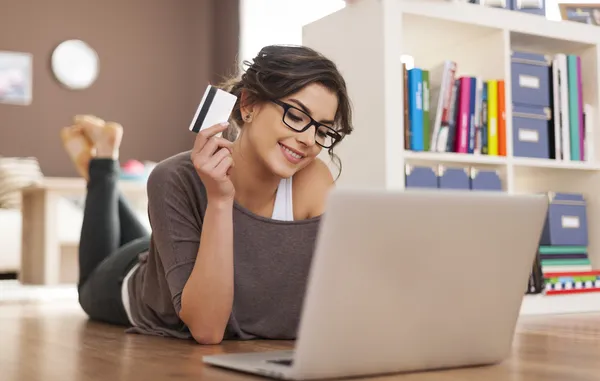 Frau beim Online-Shopping — Stockfoto