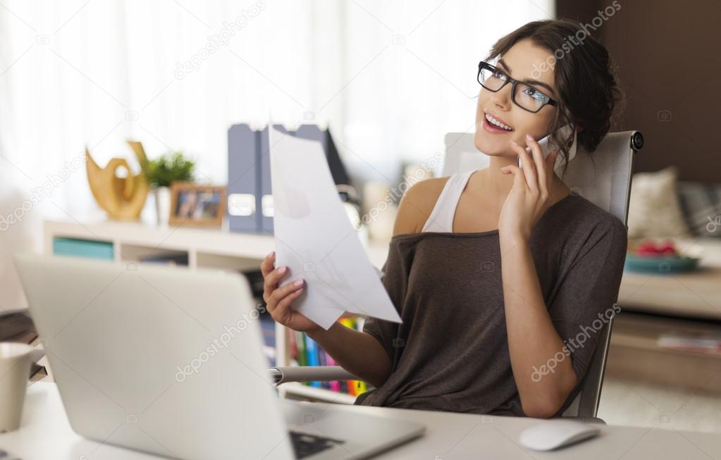 Где работать фрилансеру. Женщина в офисе. Девушка с ноутбуком в офисе. Интернет в офис. Счастливая девушка в офисе.
