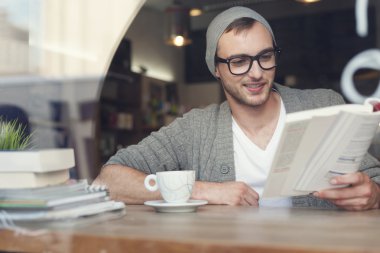 hipster adam kitap okumak