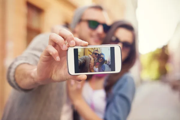 Pár užívající selfie ve městě — Stock fotografie