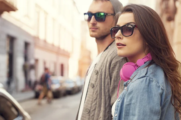Hipster couple in the street — Stock Photo, Image