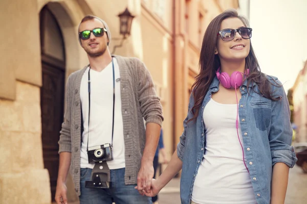 Koppel wandelen in de stad — Stockfoto