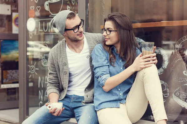 Persone che si rilassano con una tazza di caffè — Foto Stock