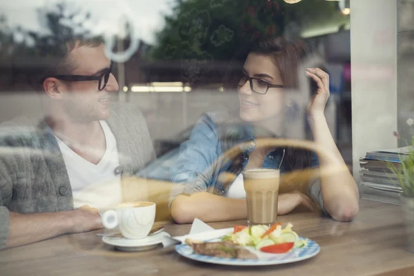 Man och kvinna i lunchtid — Stockfoto