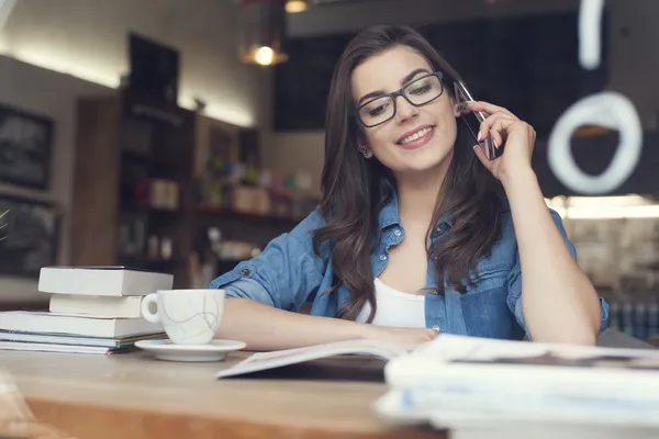 O femeie vorbind la telefon în cafenea — Fotografie, imagine de stoc