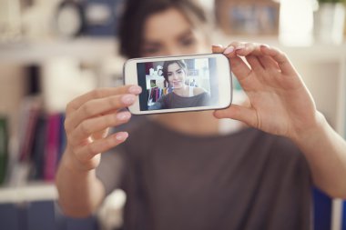 selfie fotoğraf çekici kadın