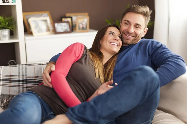 Casal relaxante no sofá — Fotografia de Stock