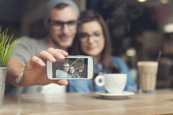 Pár přijetí selfie Café — Stockfoto