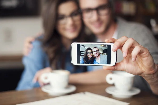 Coppia prendendo selfie al caffè — Foto Stock