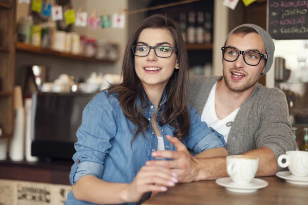 Hipster pareja hablando con amigos —  Fotos de Stock