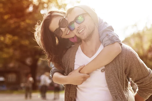 Couple amusez-vous dans la journée ensoleillée — Photo