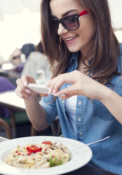 Kvinna tar en bild av italiensk måltid — Stockfoto