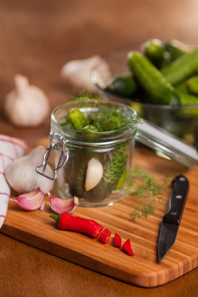 Essiggurken mit Knoblauch und Chili — Stockfoto