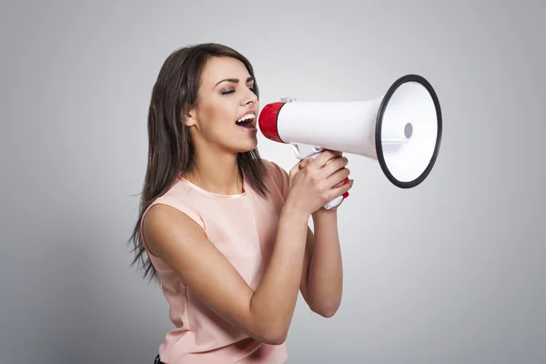 Жінка кричить по megaphone — стокове фото