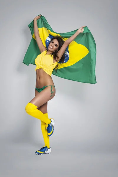 Mulher segurando bandeira do Brasil — Fotografia de Stock