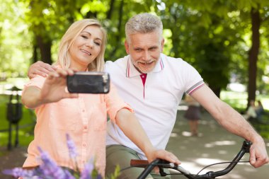 Olgun çift selfie alarak