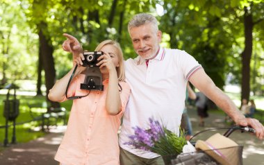Olgun çift birlikte bisiklet