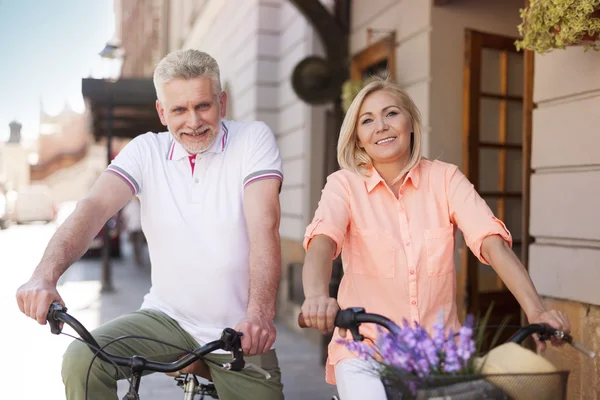 Coppia pedalate in bicicletta — Foto Stock