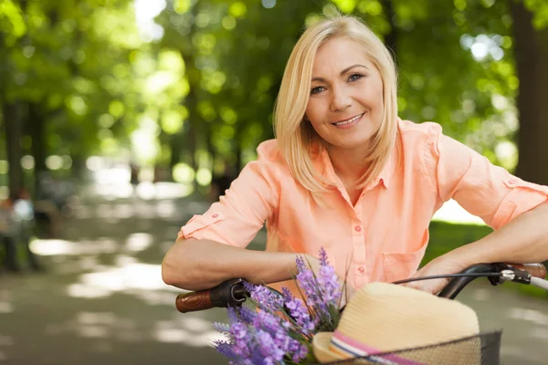 Woman with bike — Stock Photo, Image