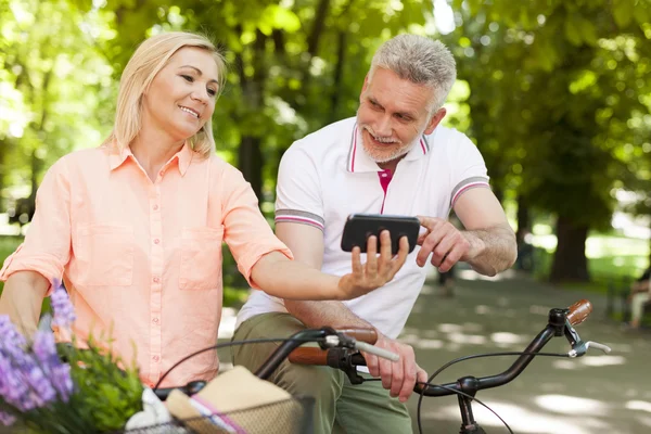 Casal maduro com bicicleta — Fotografia de Stock