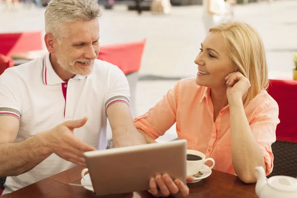 Pareja disfrutando de Internet inalámbrico — Foto de Stock