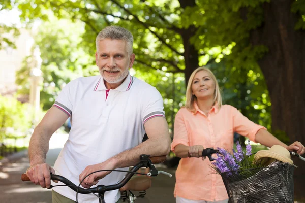 Coppia matura in bicicletta nel parco — Foto Stock