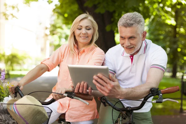 Casal usando tablet digital — Fotografia de Stock